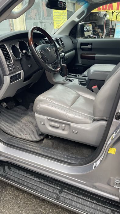 Toyota Sequoia 2012 год