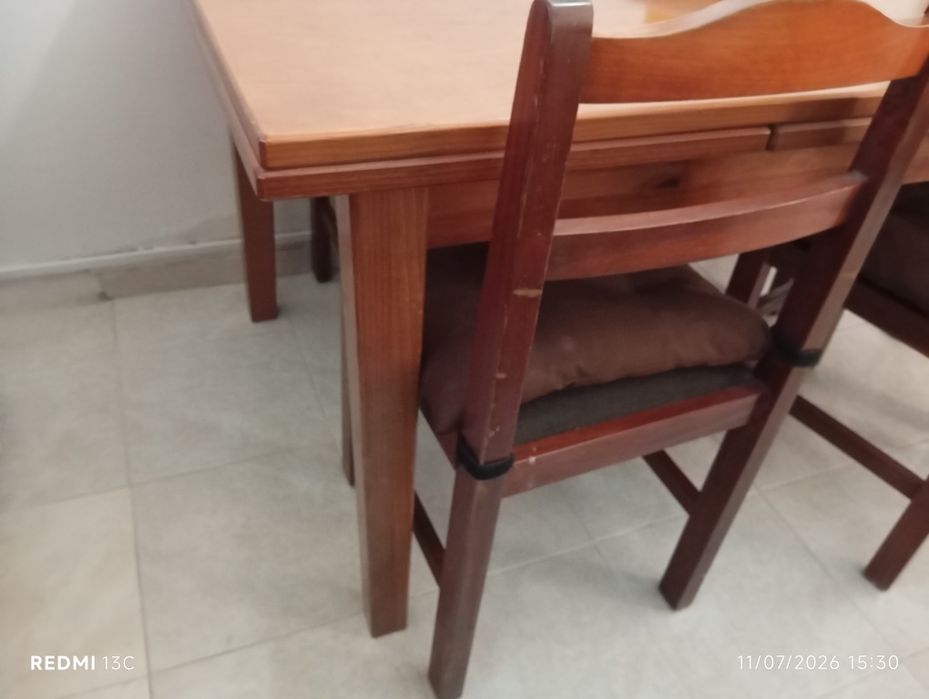 Mesa de jantar, 4 cadeiras e aparador