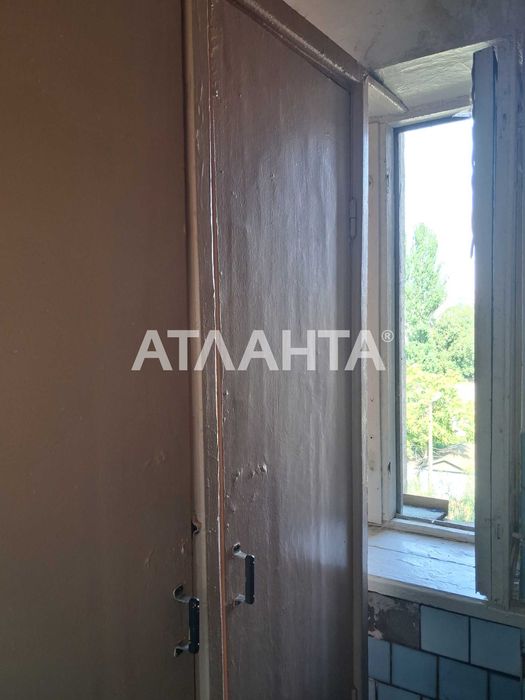 Комната в коммунальной квартире на среднем этаже  в Лузановке