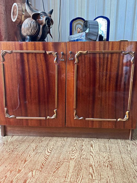 Меблі стінка тумбочка