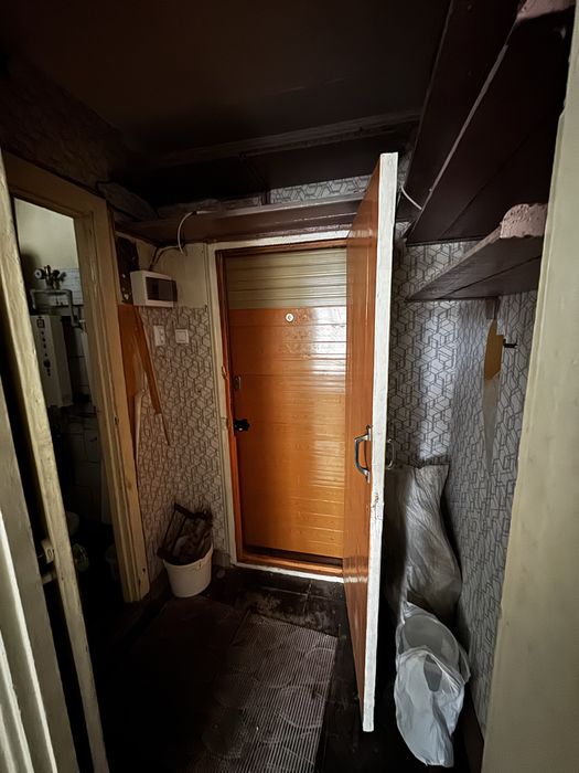 Продам 1 ком. Каменское левый берег 6 этаж (9мик. Общежитие)