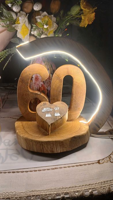 Drewniana dekoracja urodzinowa LED z dębu