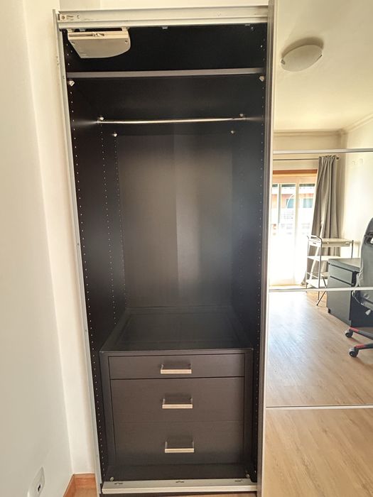 Roupeiro IKEA PAX 150 cm com portas de correr e espelho – excelente estado