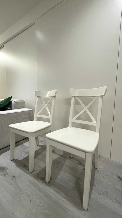 Cadeiras brancas de madeira da Ikea