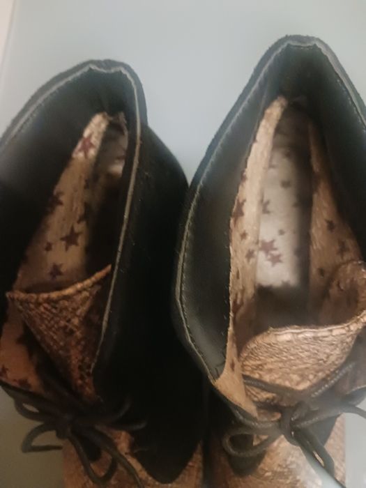 Botas novas camurça preta e pele de cobra