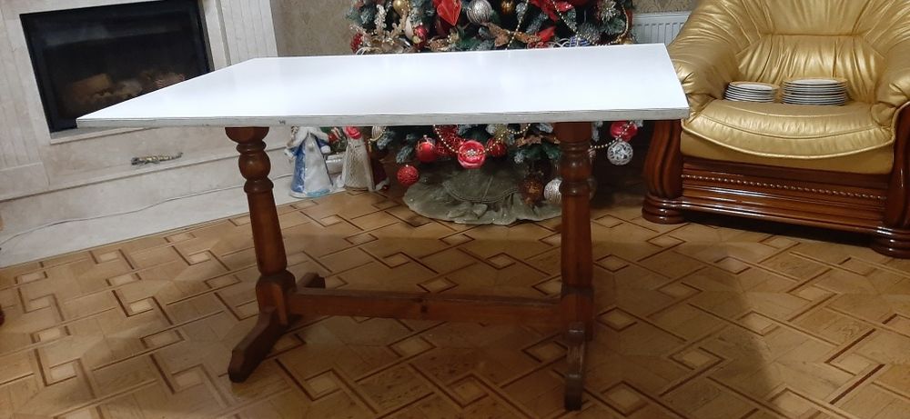 Продам стіл  з деревяними  низом та ламінованим поверхньою