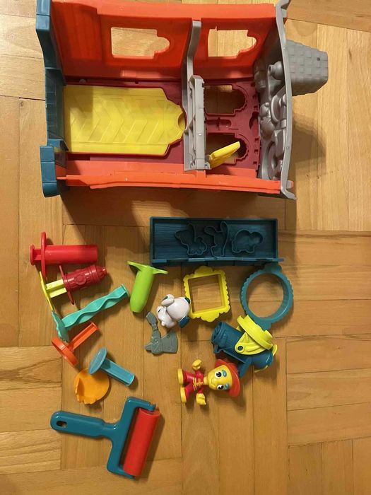 3 zestawy Zestaw Play-Doh remiza patera do ciast koniki Pony