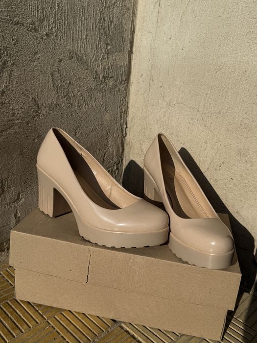 Продам бежеві туфлі