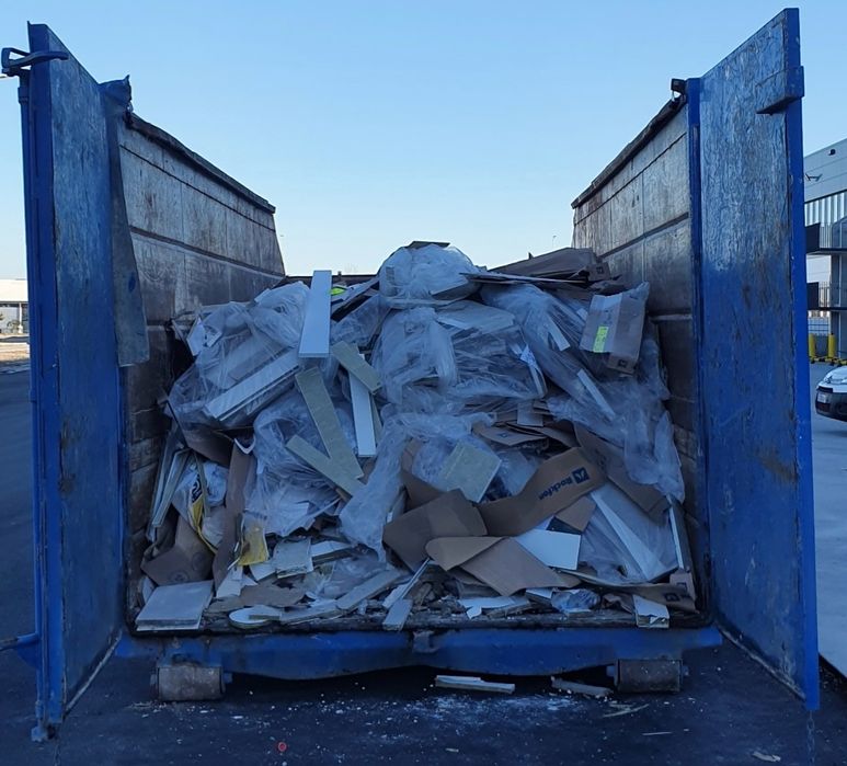 contentores e carrinhas para recolha de todo o tipo de entulho e lixo