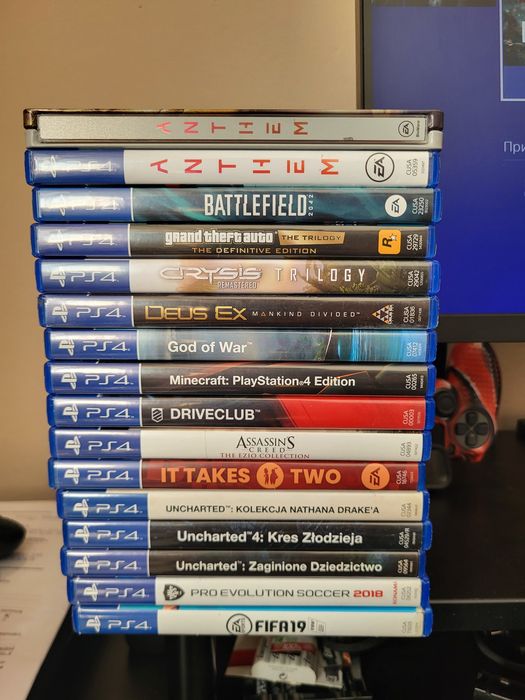 Playstation 4 Slim (1TB) + 2 pady