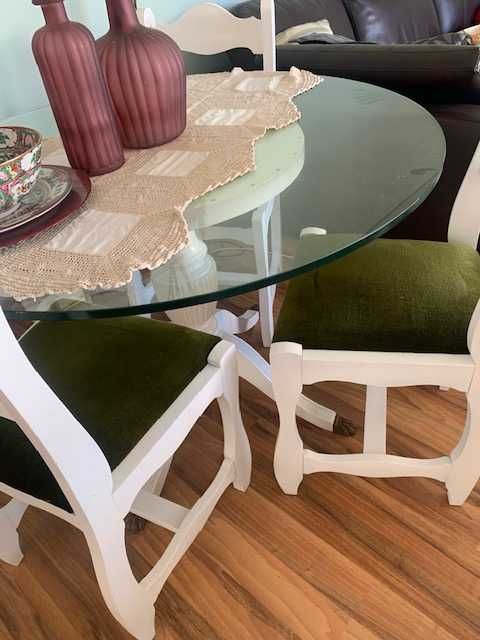 Mesa e quatro cadeiras