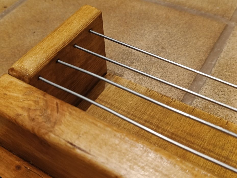 Drewniany wieszak na klucze z półką