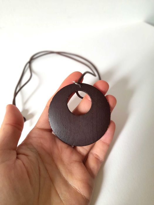 Colar de estilo tribal com pendente círculo de madeira