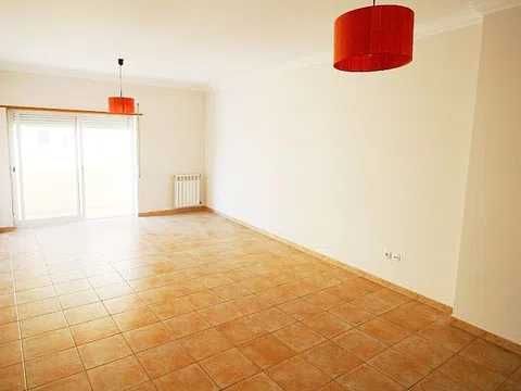 Arrendamento de apartamento T2 na Rua António Maria de Sousa