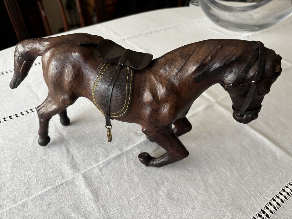 Escultura antiga de cavalo em couro – peça artesanal vintage
