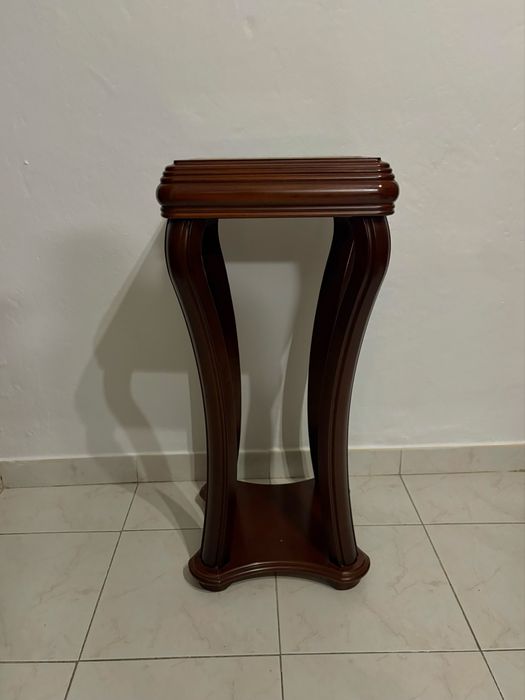 Mesa de apoio com tampo em mármore
