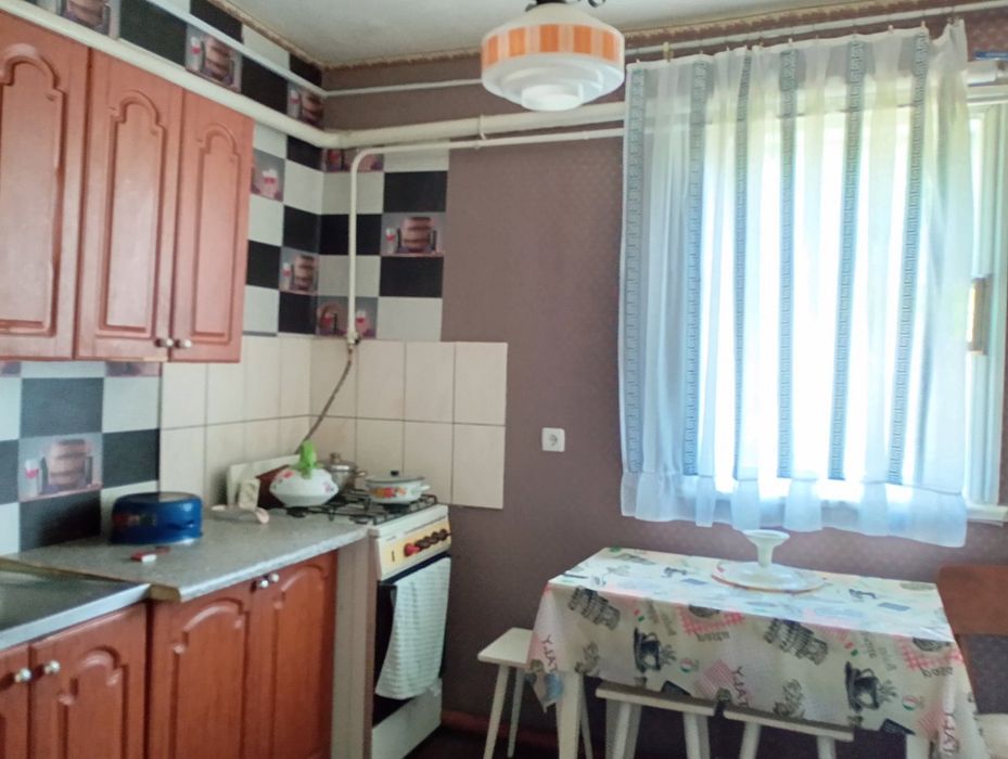 ТЕРМІНОВО  ПРОДАЄТЬСЯ  будинок на дві окремі половини смт.Червоне Бердичівський р-н, Житомирська обл