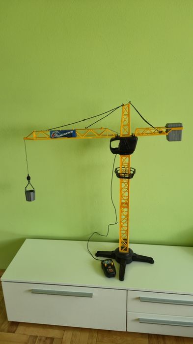 Dźwig zabawka sterowana na pilota.