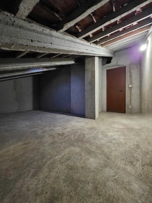 Sotão com 25 m2, espaço amplo para arrumação