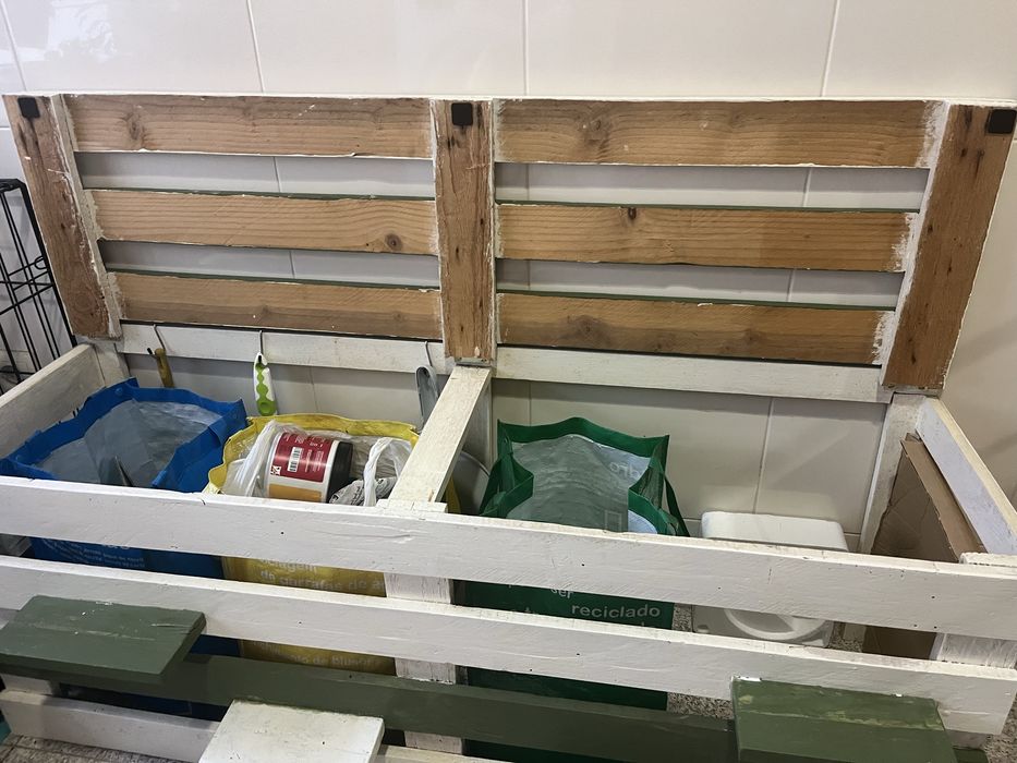 Baú com floreira em palete