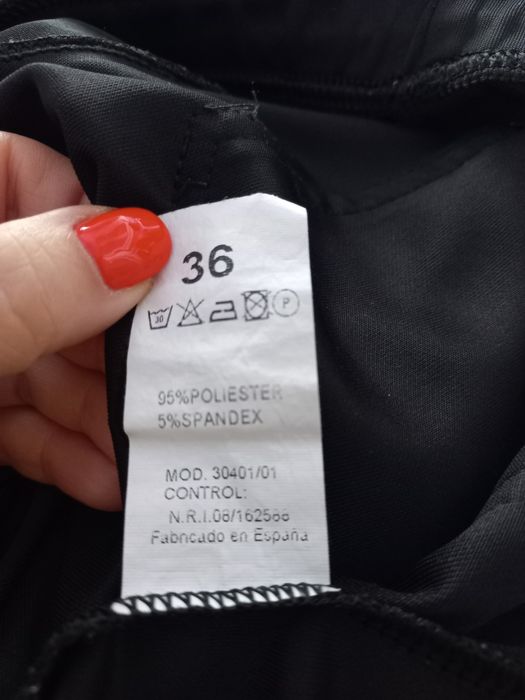 Calças pretas em poliester e spandex com metais