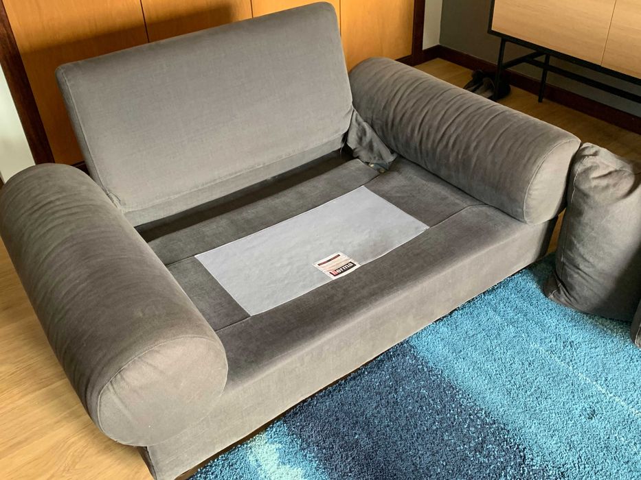 Poltrona, sofá de corpo e meio com pousa pés.