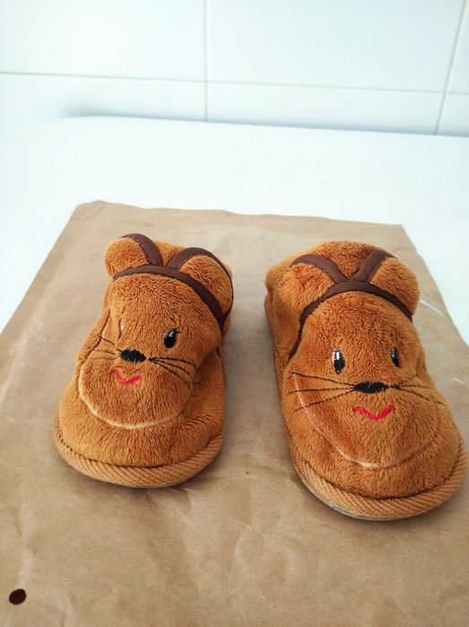 Chinelos castanhos tamanho 18/19