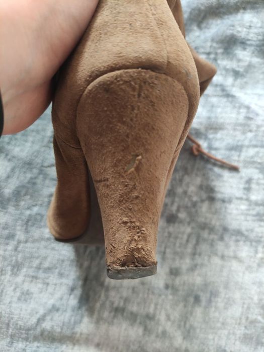 Brązowe botki zamszowe Stradivarius wiązane u góry