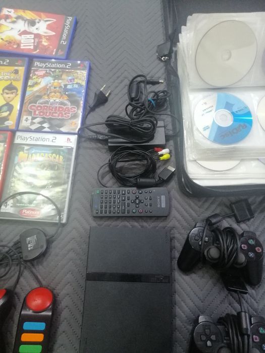 Playstation 2 com jogos campainhas e extras