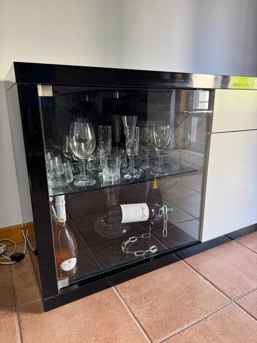 Aparador / Móvel Bar Moderno Preto Branco com Vitrine e LED