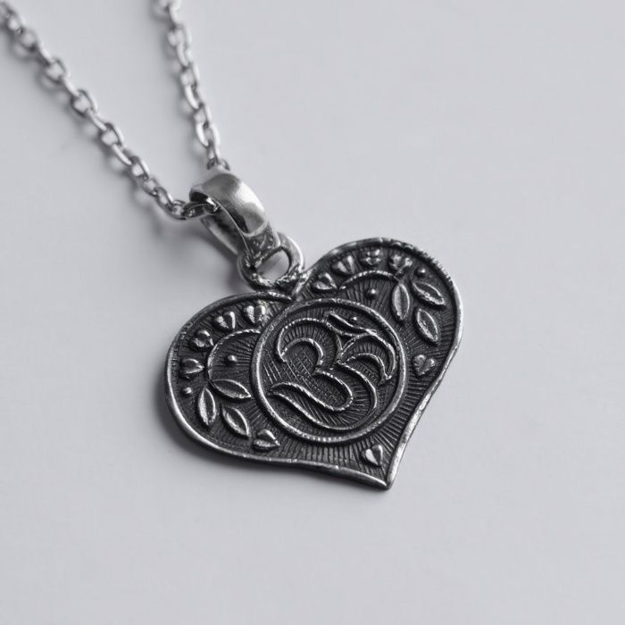 Серебряная подвеска с мантрой ом