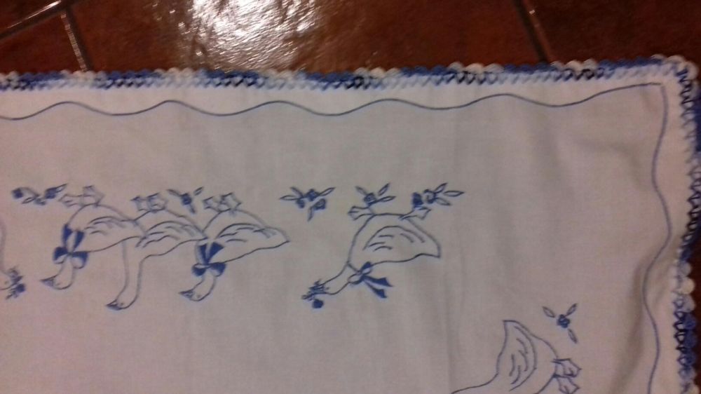 Toalhinha de chá bordada