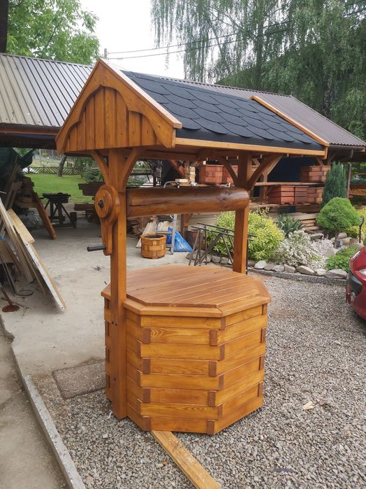 Drewniana obudowa studni