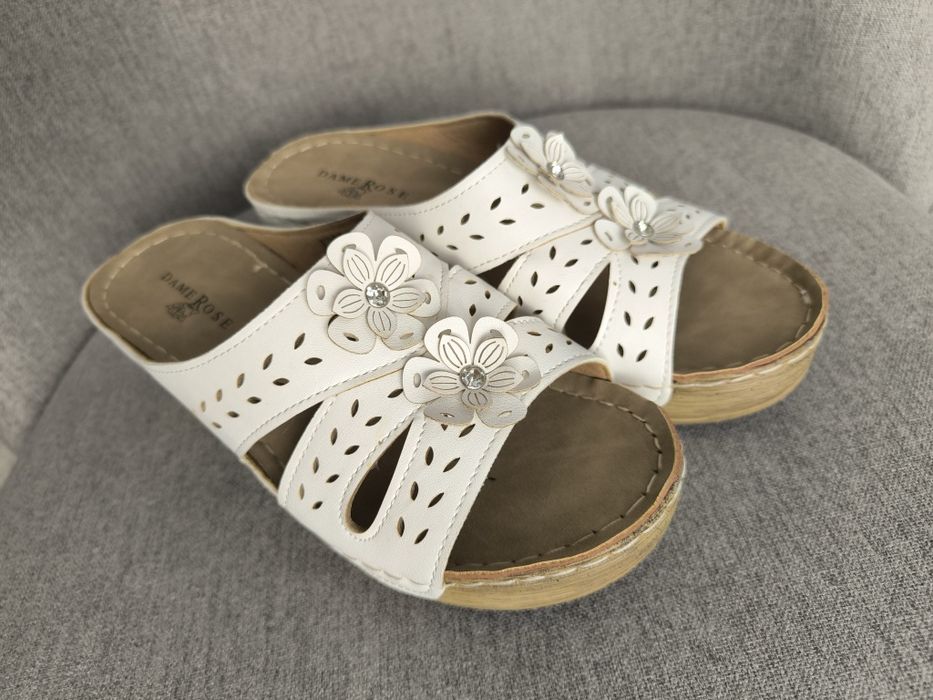 Жіночі шльопанці на платформі