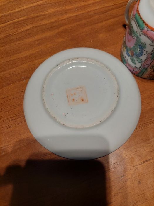 chávena de café e um pires antigos em porcelana chinesa
