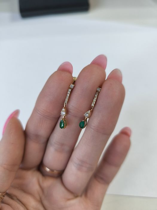 Серьги гвоздики золотые с бриллиантами и изумрудами (2.32гр)