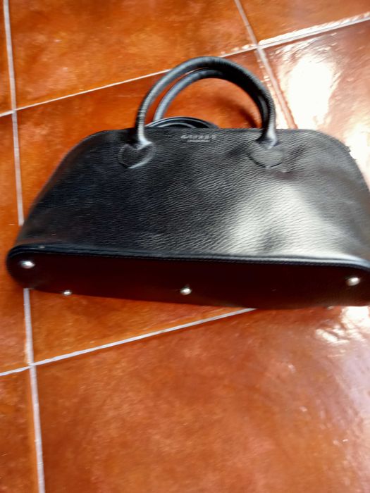 Mala em pele de mão e a tiracolo