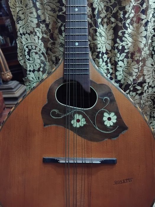 Bandolim  antigo em bom estado