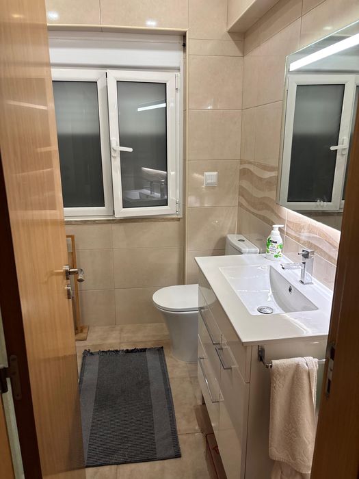 Quarto com Varanda — Reboleira, 5 min a pé da Estação