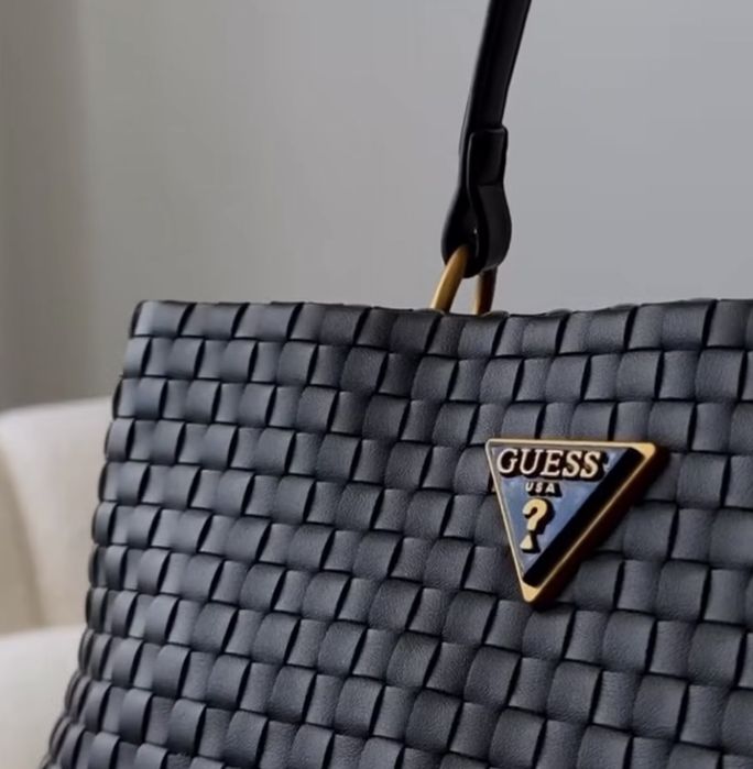 Жіноча сумка кожана Guess