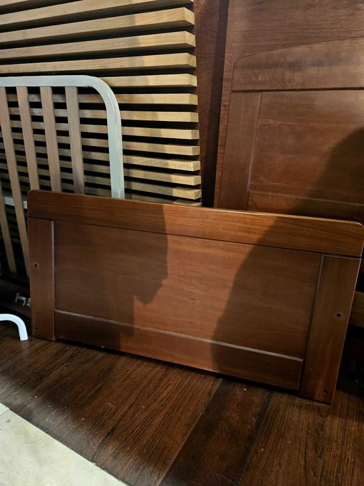 Cama de solteiro em madeira