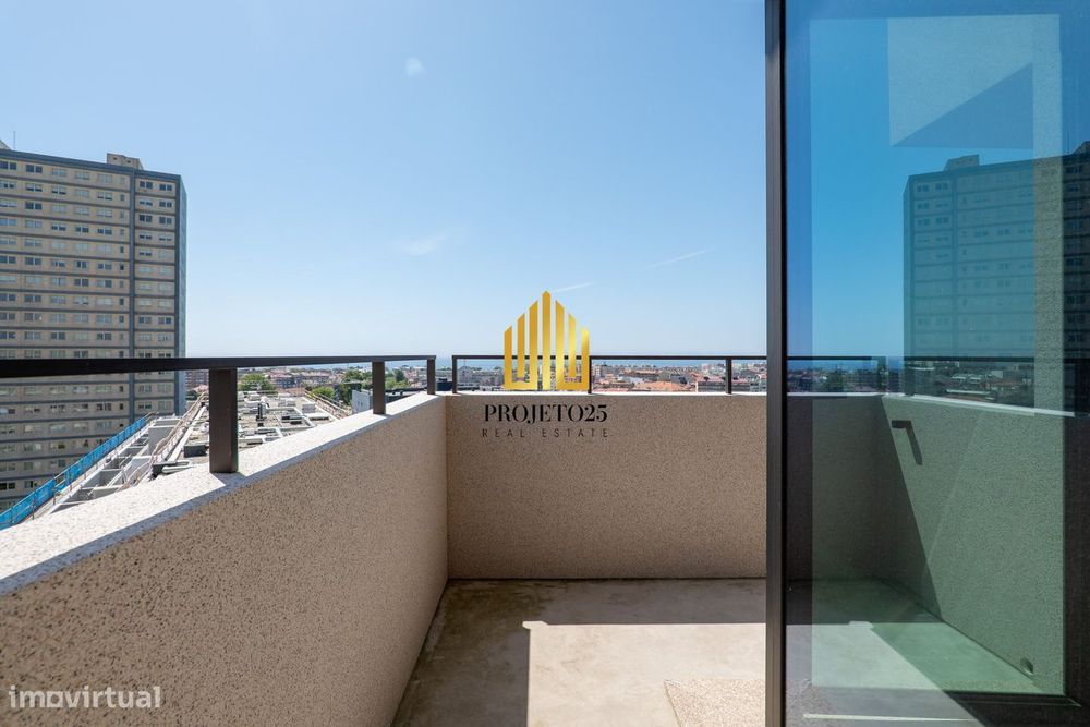 Modern and Elegant T2 Apartment with 3 Panoramic Balconies