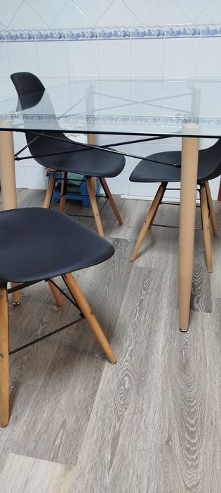 Mesa vidro e madeira com 3 cadeiras