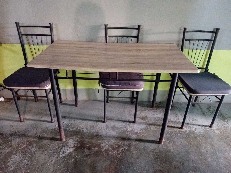 Mesa com 3 cadeiras