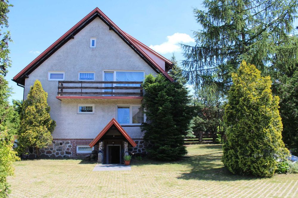 Dom na spokojnym osiedlu w Piszu, blisko jeziora Roś