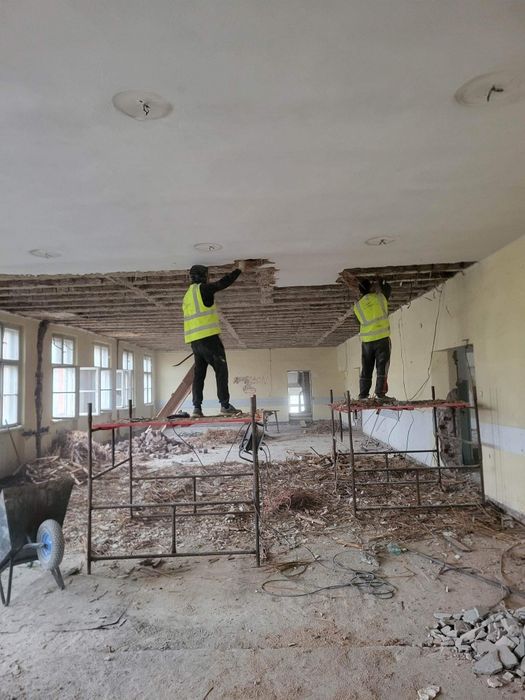 Prace rozbiorkowe, skuwanie tynków posadzek, wyburzanie ścian