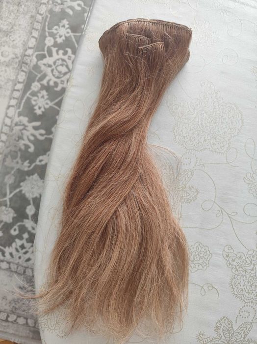 Naturalne włosy ciemny blond doczepiane 5 taśm na spinki 45 cm 126 g