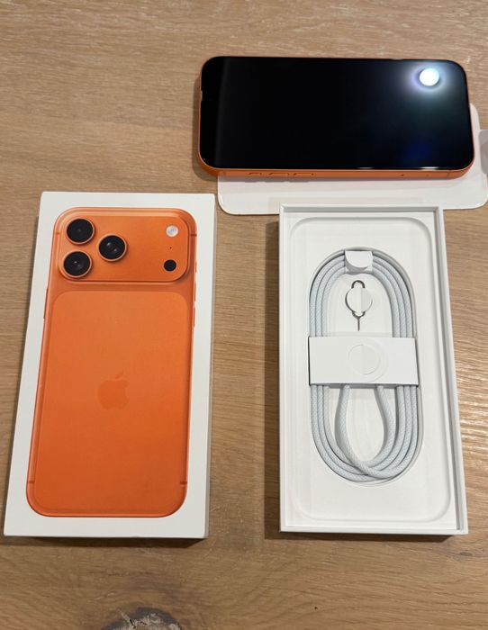 Iphone 17 pomarańczowy