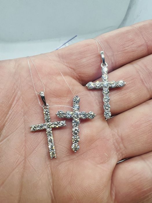Золоті хрестики з натуральними діамантами.