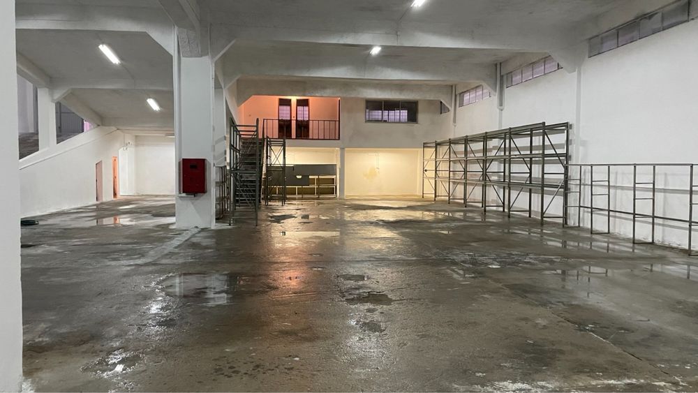 Armazém com 850m2 no Catujal